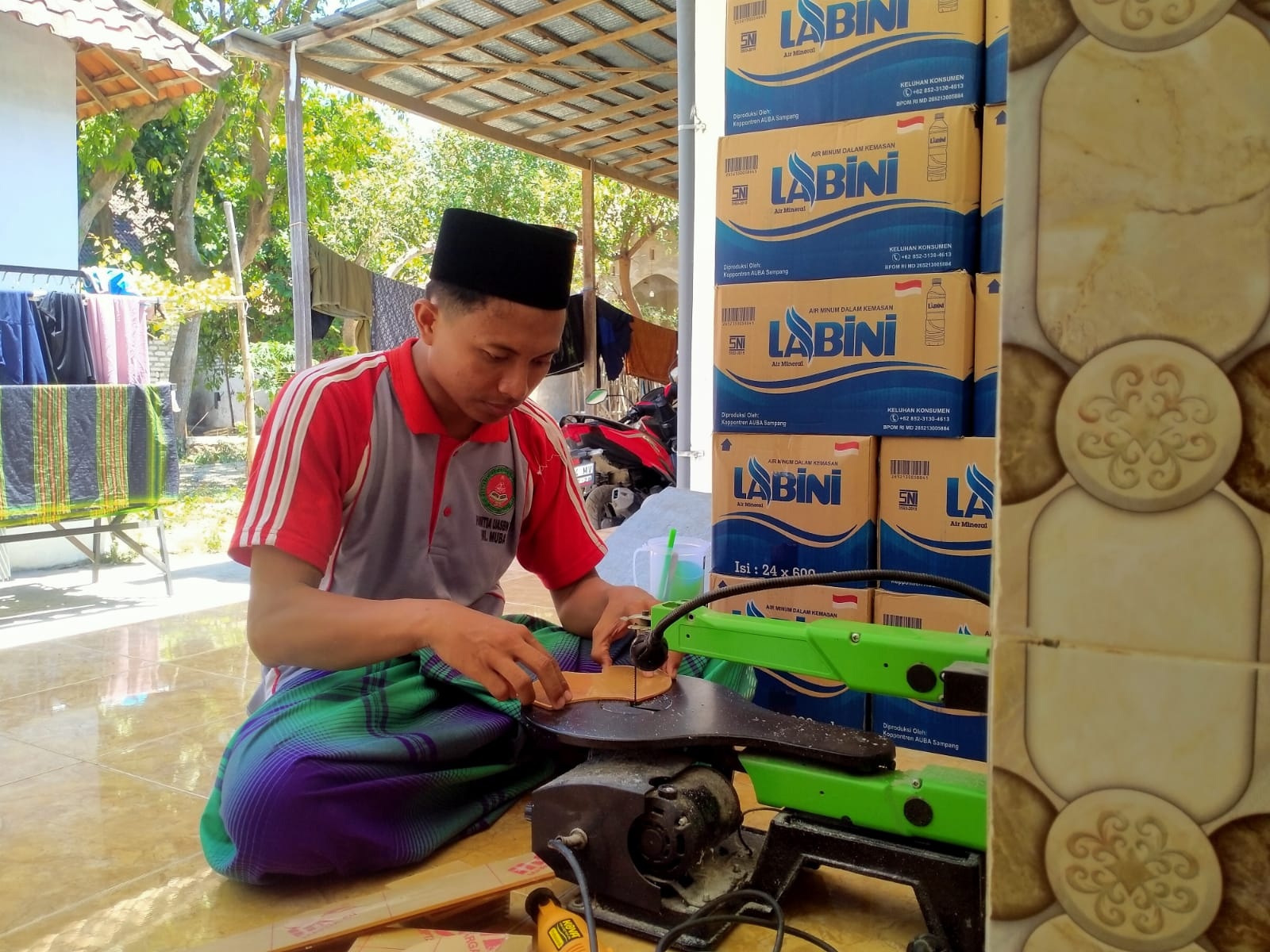 PRODUKTIF: Ahmad Hafid mengerjakan pembuatan vandel di rumahnya, Desa Taddan, Kecamatan Camplong, Sabtu (30/9). (JUNAIDI PONDIYANTO/JPRM)