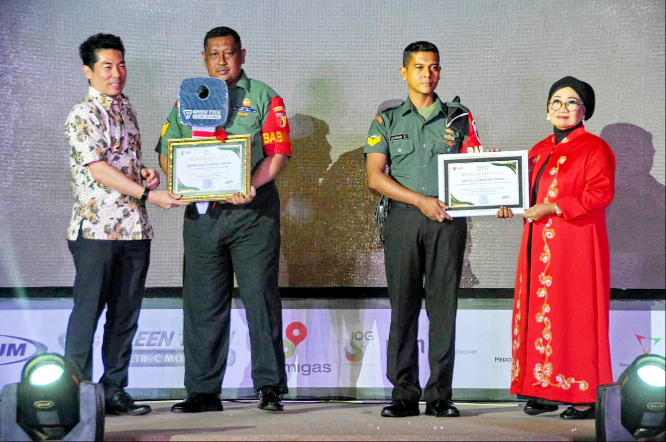 BANGGA: Babinsa Desa Nepa Serma Agus Jaenal Arifin menerima penghargaan sebagai Juara I Kategori Olahraga Babinsa Inspiratif Jawa Timur dalam anugerah Brawijaya Awards, Juli 2023. (AGUS JA UNTUK JPRM)