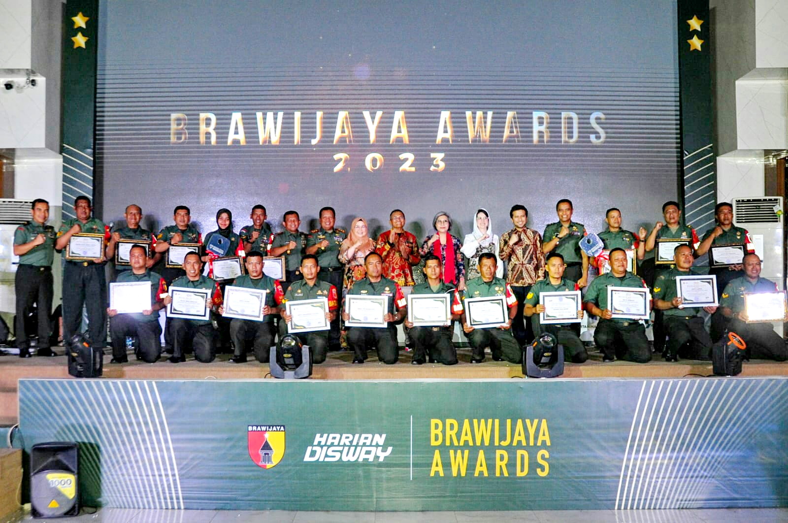 BERPRESTASI: Serma Agus Jaenal Arifin berfoto bersama Pangdam V/Brawijaya, Wakil Gubernur Jatim Emil Elestianto Dardak, serta babinsa yang mendapat anugerah Brawijaya Awards 2023. (AGUS JA UNTUK JPRM)