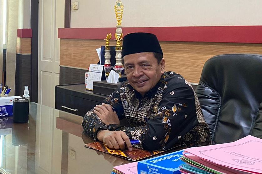 BERSAHAJA: Pj Bupati Pamekasan Masrukin saat ditemui di ruang kerjanya Jumat (29/9). (MOH. JUNAIDI/JPRM)