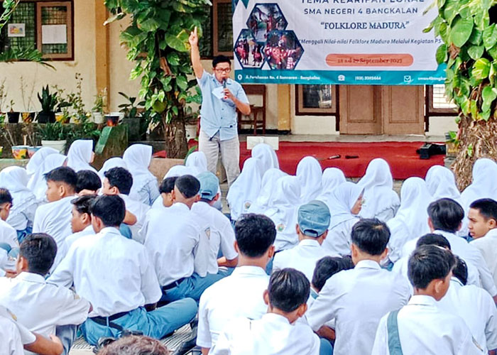 PENERUS BANGSA: Sudarsono (pegang mik) menyampaikan materi seni tari di hadapan siswa SMA Negeri 4 Bangkalan, Kamis (28/9). (SUDARSONO UNTUK JPRM)