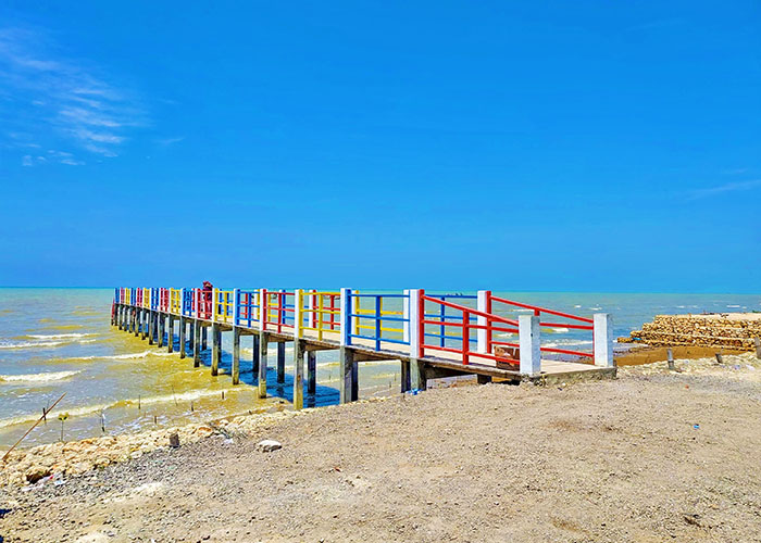 BERPOTENSI: Warga berada di wisata Pantai Damar Wulan, Desa Aeng Sareh, Kecamatan Sampang. (MOH. IQBAL AFGANI/JPRM)