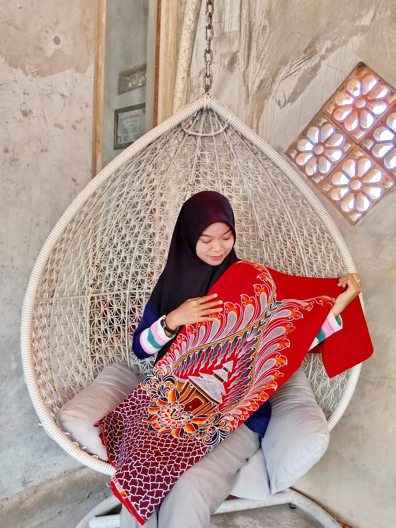 BERDAYA SAING: Rofiah Dewi menunjukkan keindahan motif batik khas Sumenep hasil produksi DK Batik, Desa Matanair, Kecamatan Rubaru, Sumenep Sabtu (30/9). (MOH. ERWIN MAULIDIN M./JPRM)