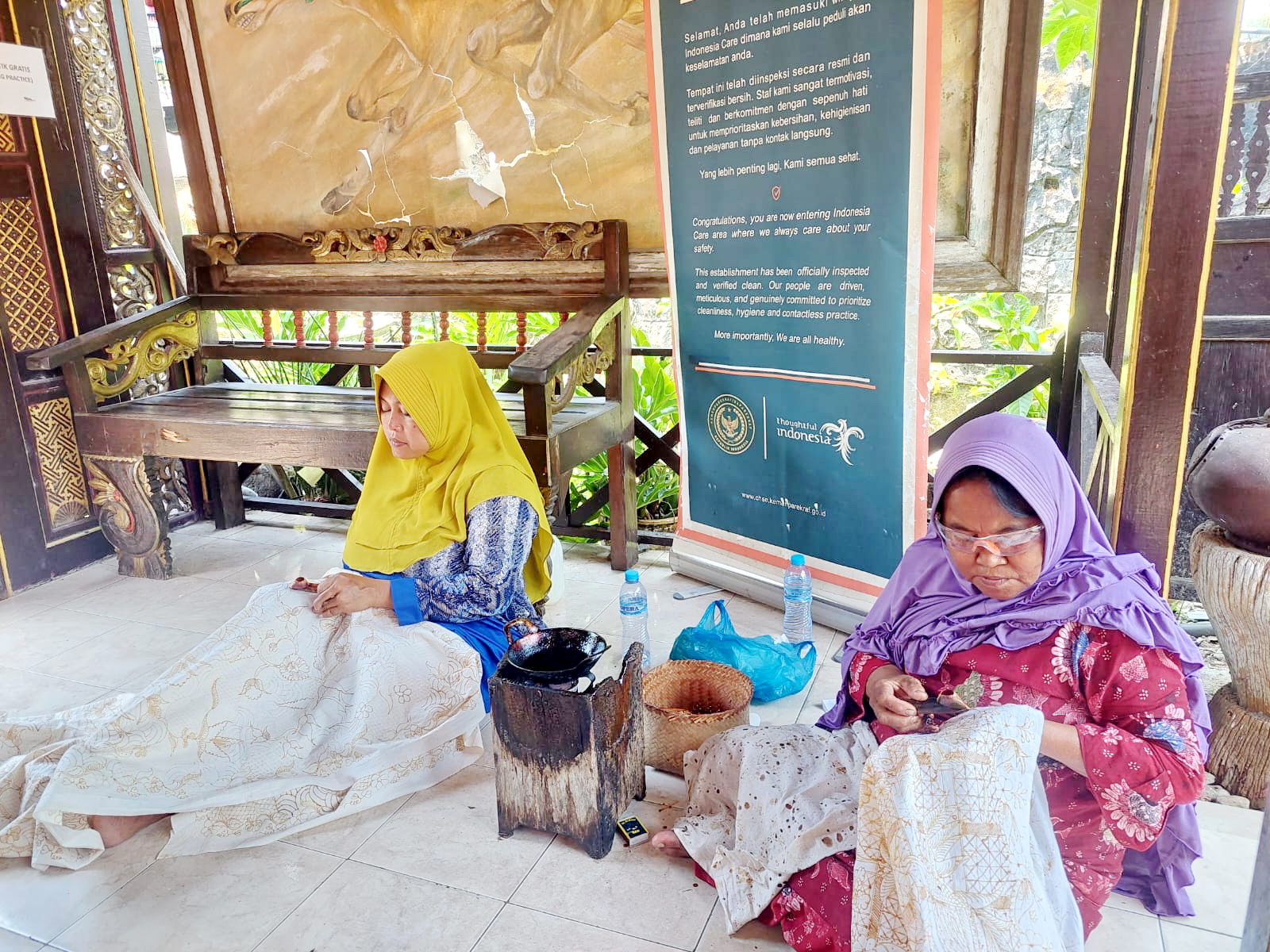 WARISAN LELUHUR: Dua perajin sedang membatik di Rumah Batik Tresna Art Bangkalan, Sabtu (30/9). (ZEINAL ABIDIN/JPRM)