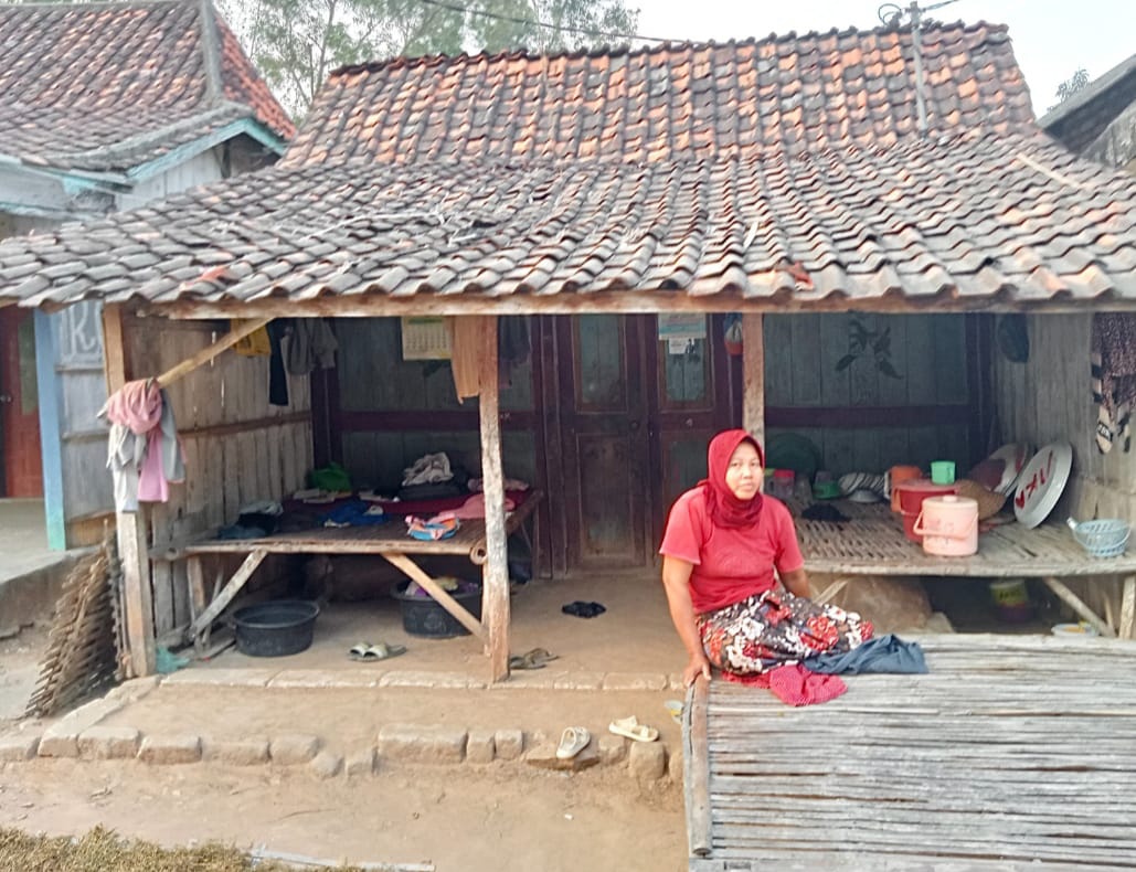 BUTUH PERHATIAN: Seorang perempuan berada di depan rumahnya di Desa Pongtonggal, Kecamatan Proppom Selasa (19/9). (FAHMI JALIL/JPRM)