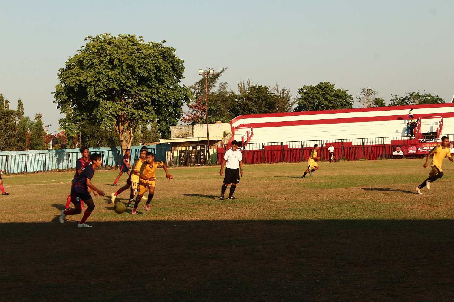 MENEGANGKAN: Tim Kecamatan Arjasa (kuning) melawan tim Kecamatan Pasongsongan di babak final turnamen sepak bola U-17 Bupati Cup di GOR A. Yani Sumenep Minggu (1/10). (M. ERWIN MAULIDIN M/JPRM)