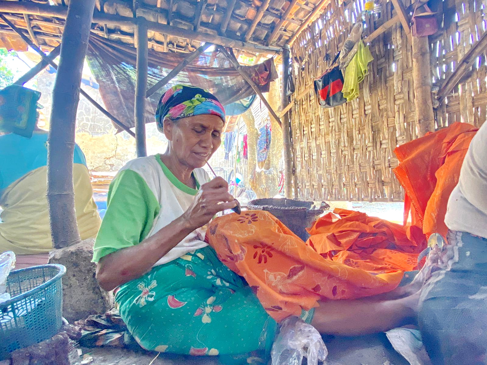 ULET: Sa&rsquo;diyah mewarnai batik dengan malam di Dusun Mor Leke, Desa Klampar, Kecamatan Proppo, Pamekasan, Jumat (29/9). (AYU LATIFAH/JPRM)