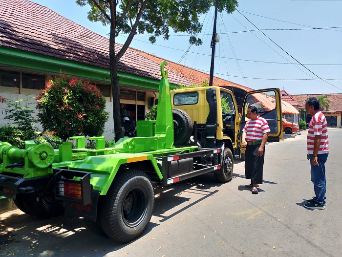 RATUSAN JUTA: Kepala DLH Pamekasan Supriyanto mengecek armada truk amrol yang berada di halaman kantor Selasa (3/10). (UBAIDILLAHIR RA&rsquo;IE/JPRM)