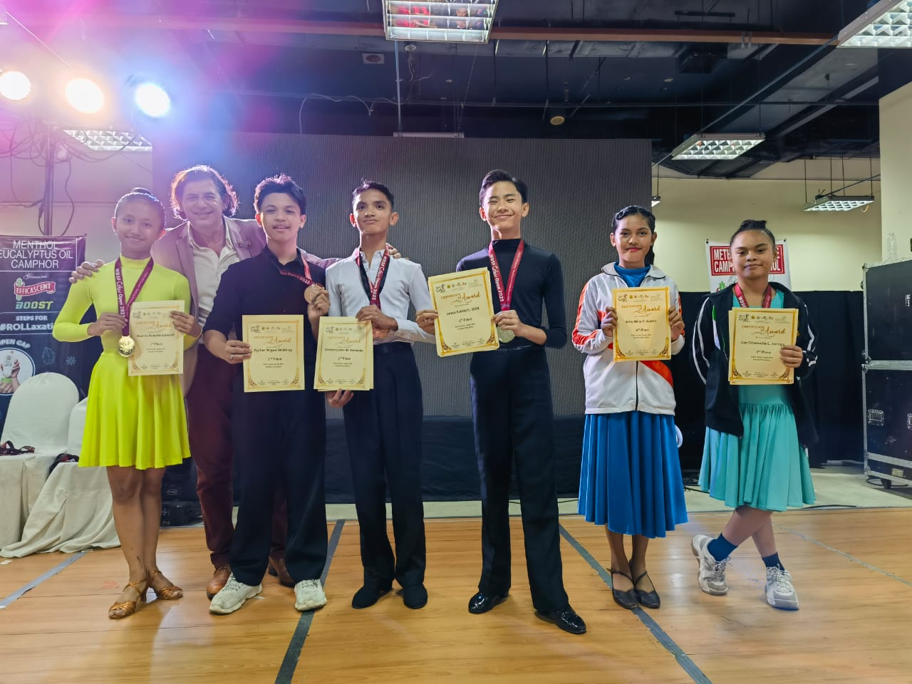 MEMBANGGAKAN: Atlet dancesport Bangkalan Beatrix Anindita Larasati (kiri) berfoto bersama para juara WDSF Cebu Open 2023 di Filipina, Senin (1/10). (KONI UNTUK JPRM)