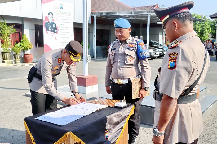 SERTIJAB: Kapolres Pamekasan AKBP Satria Permana menandatangani serah terima jabatan di halaman polres Selasa (3/10). (HUMAS POLRES UNTUK JPRM)