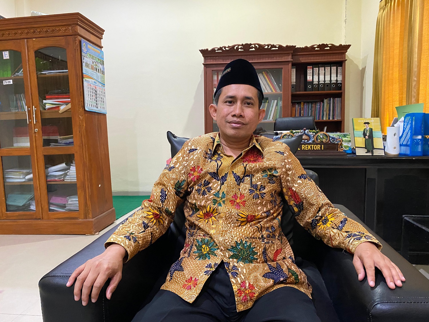 SOSOK: Prof. Dr. H. Maimun, S.Ag., M.H.I. saat ditemui di ruangannya kampus IAIN Madura Senin (2/10). (AYU LATIFAH/JPRM)