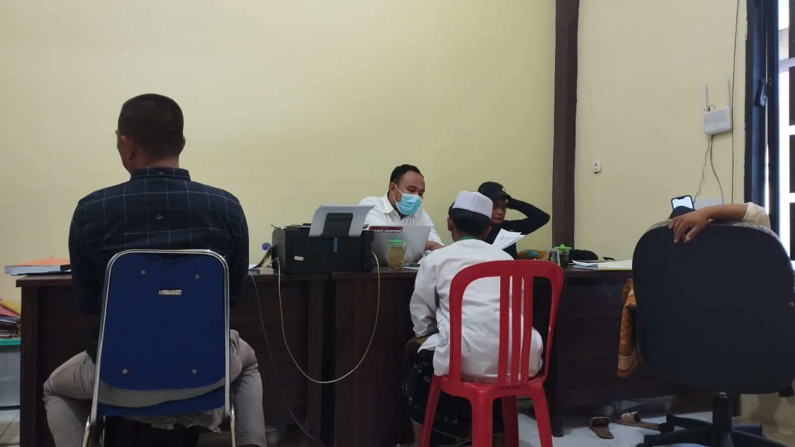 KECEWA: Agus saat memberi keterangan di hadapan penyelidik Polres Sampang Senin (2/10). (TAMIM UNTUK JPRM)