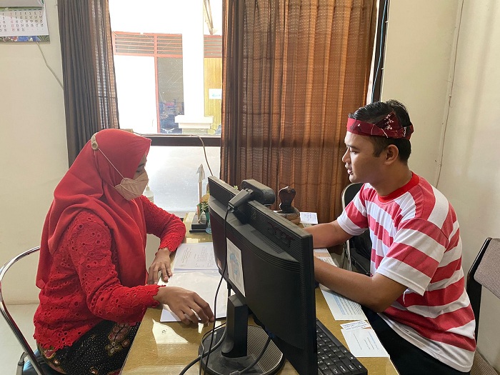 PERSYARATAN: Analis SDM Aparatur Ahli Muda Yuridhis Kurniawan saat melayani salah satu pegawai mengurus pemberkasan di kantor BKPSDM Selasa (3/10). (AYU LATIFAH/JPRM)