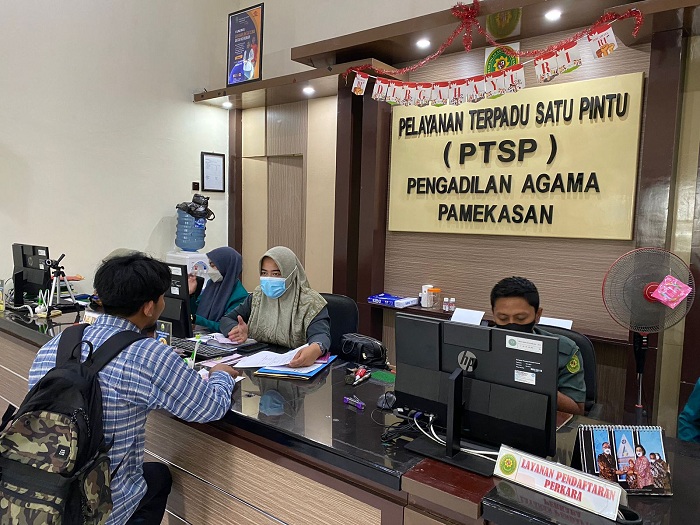 URUS KASUS: Petugas melayani warga di Pengadilan Agama Pamekasan Selasa (3/10). (AYU LATIFAH/JPRM)