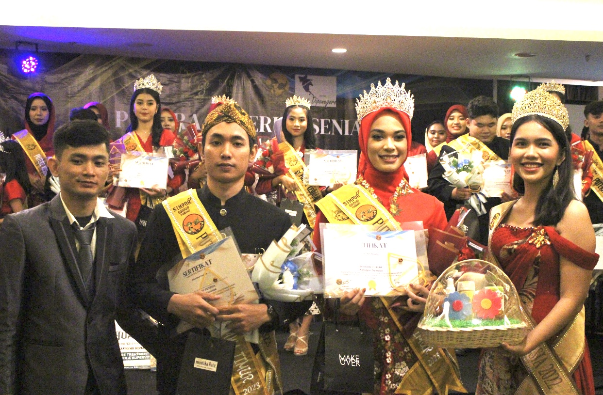 MEMBANGGAKAN: Yofa Cahyalis Putra (dua dari kiri) berfoto bersama peraih juara yang lain setelah dinobatkan sebagai Juara 1 Putera Kesenian Jatim 2023. (YOFA CAHYALIS PUTRA UNTUK JPRM)
