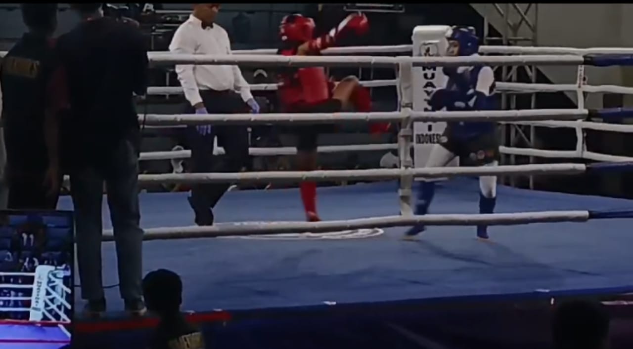 PENUH SEMANGAT: Atlet muay thai Pamekasan Alfiatus Solehah (sabuk merah) saat menghadapi lawannya di BK PON di Gelora Pancasila Surabaya, Minggu (20/8). (MUAY THAI UNTUK JPRM)