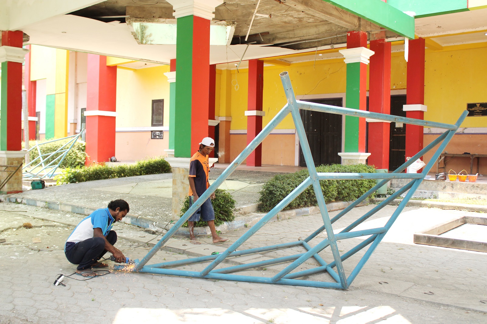 DIREHAB: Pekerja memperbaiki sarpras Gedung Olahraga Sultan Abdul Kadirun (GOR Saka) Selasa (3/10). (VIVIN AGUSTIN HARTONO/JPRM)