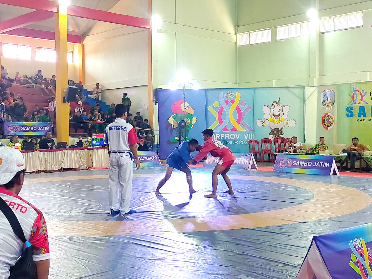 ADU KEKUATAN: Atlet sambo Sampang bertanding di Porprov VIII Jatim yang digelar di GOR Dispendik Mojokerto, Sabtu (16/9). (KONI SAMPANG UNTUK JPRM)