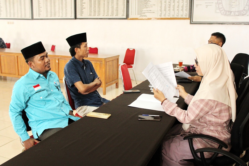 DICEK: Devisi Teknis Penyelenggaran KPU Banglalan Sri Hendayani menerima berkas pengajuan dari bacaleg parpol di kantornya, Selasa (3/10). (VIVIN AGUSTIN HARTONO/JPRM)