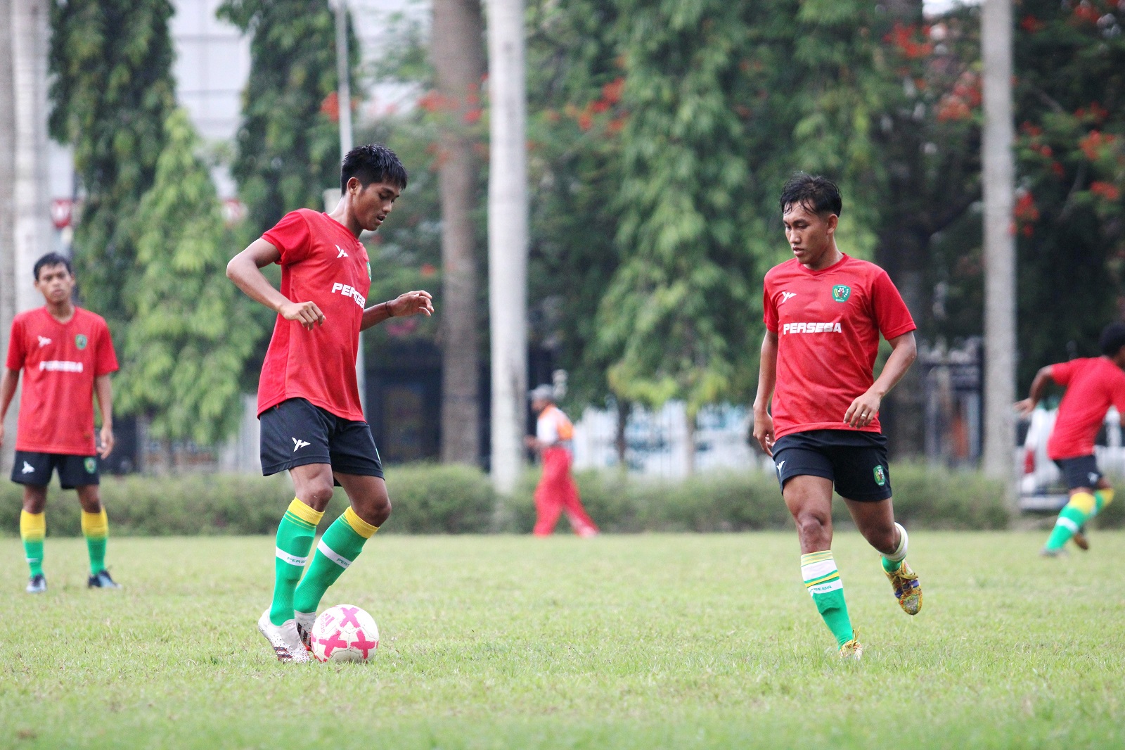 PUTRA DAERAH: Skuad Perseba musim 2021 melakukan latihan di Alun-Alun Bangkalan. (VIVIN AGUSTIN HARTONO/JPRM)
