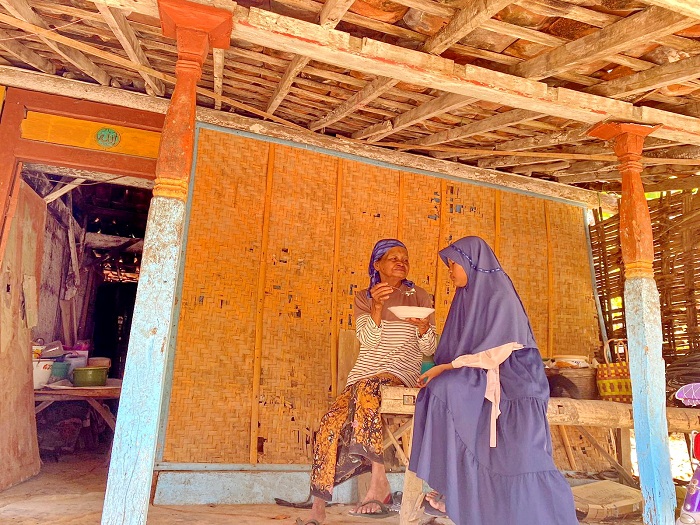 PENUH KASIH SAYANG: Siya menyuapi Lailiatul Badriyah di depan rumahnya di Dusun Morbedih, Panaguan, Larangan, Pamekasan, Rabu (4/10). (AYU LATIFAH/JPRM)