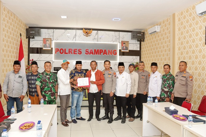 SEPAKAT: Kedua belah pihak berdamai disaksikan Kapolres AKBP Siswantoro dan forkopimcam di aula Sanika Satyawada Polres Sampang Rabu (4/10). (POLRES SAMPANG UNTUK JPRM)