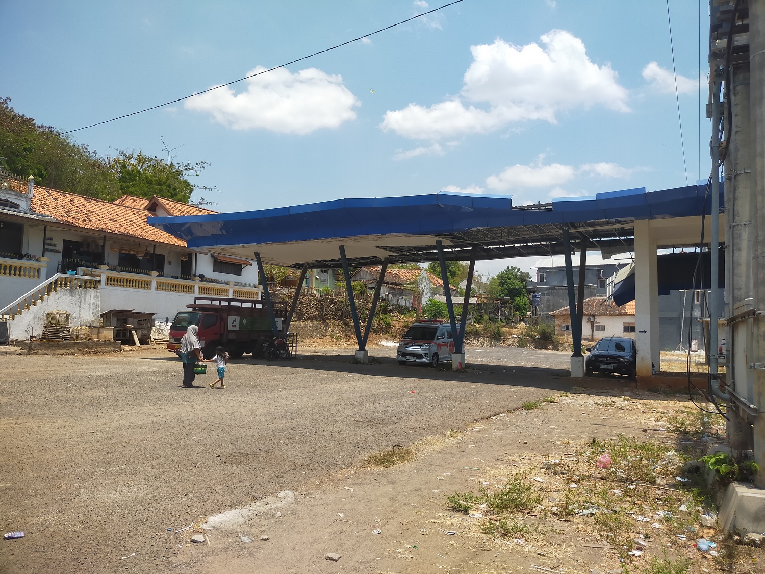 SEPI: Warga lewat di dalam Terminal Ketapang yang dialihfungsikan menjadi tempat parkir pasar, Kamis (28/9). (ANIS BILLAH/JPRM)