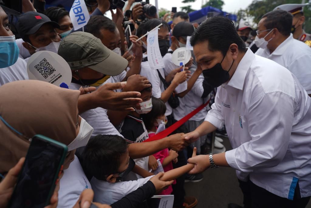 MERAKYAT: Menteri BUMN Erick Thohir menyalamani warga.