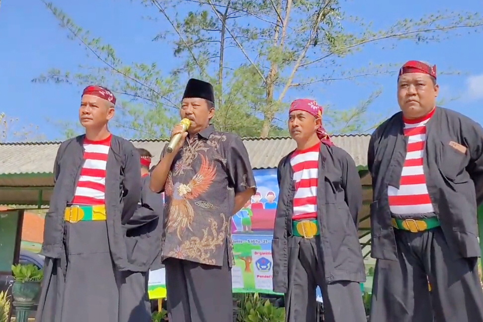 DEMI ANAK BANGSA: Kepala SMPN 1 Manding Jayadi mengundang tokoh sekitar sekolah untuk memotivasi siswa agar menjaga dan melestarikan adat budaya warisan leluhur, Sabtu (23/9).