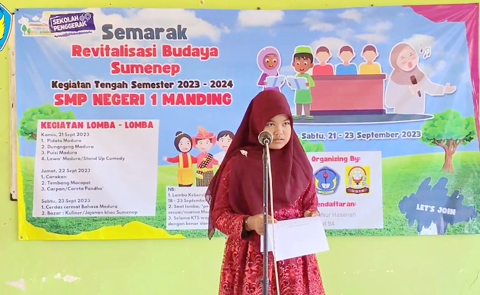 PERCAYA DIRI: Siswa membacakan puisi berbahasa Madura, Kamis (21/9). (SMPN 1 MANDING UNTUK JPRM)