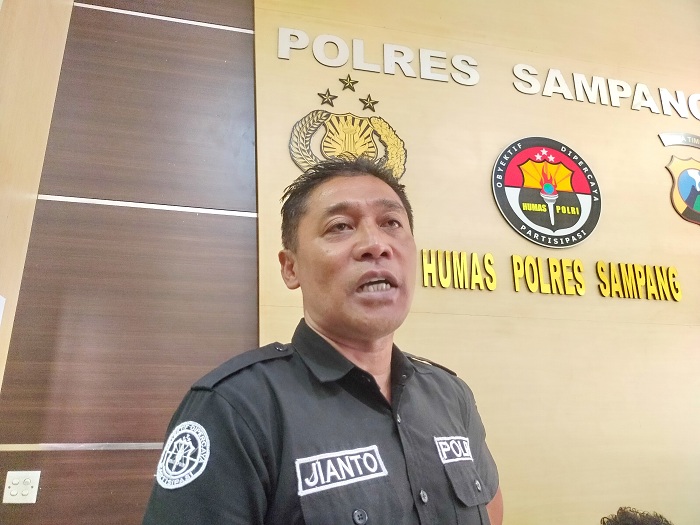 DIAMBIL ALIH POLDA: Kasihumas Polres Sampang Ipda Sujianto memberikan penjelasan terkait perkembangan penanganan kasus tawuran Kamis (5/10). (ANIS BILLAH/JPRM)