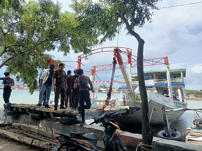 JADI SITAAN: Tim Kejari Sumenep menyita KM DBS V milik PT Sumekar (Perseroda) yang diparkir di perairan Talango, Rabu (14/12/2022). (MOH. IQBAL/JPRM)