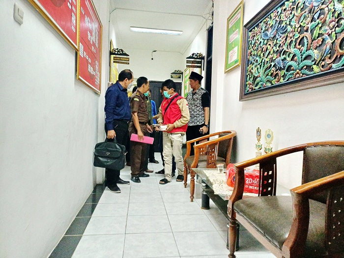 DIBUI: Asrawiadi (mengenakan rompi merah) menjalani pemeriksaan di kantor Kejari Sumenep pada Rabu (25/1). (MOH. IQBAL/JPRM)