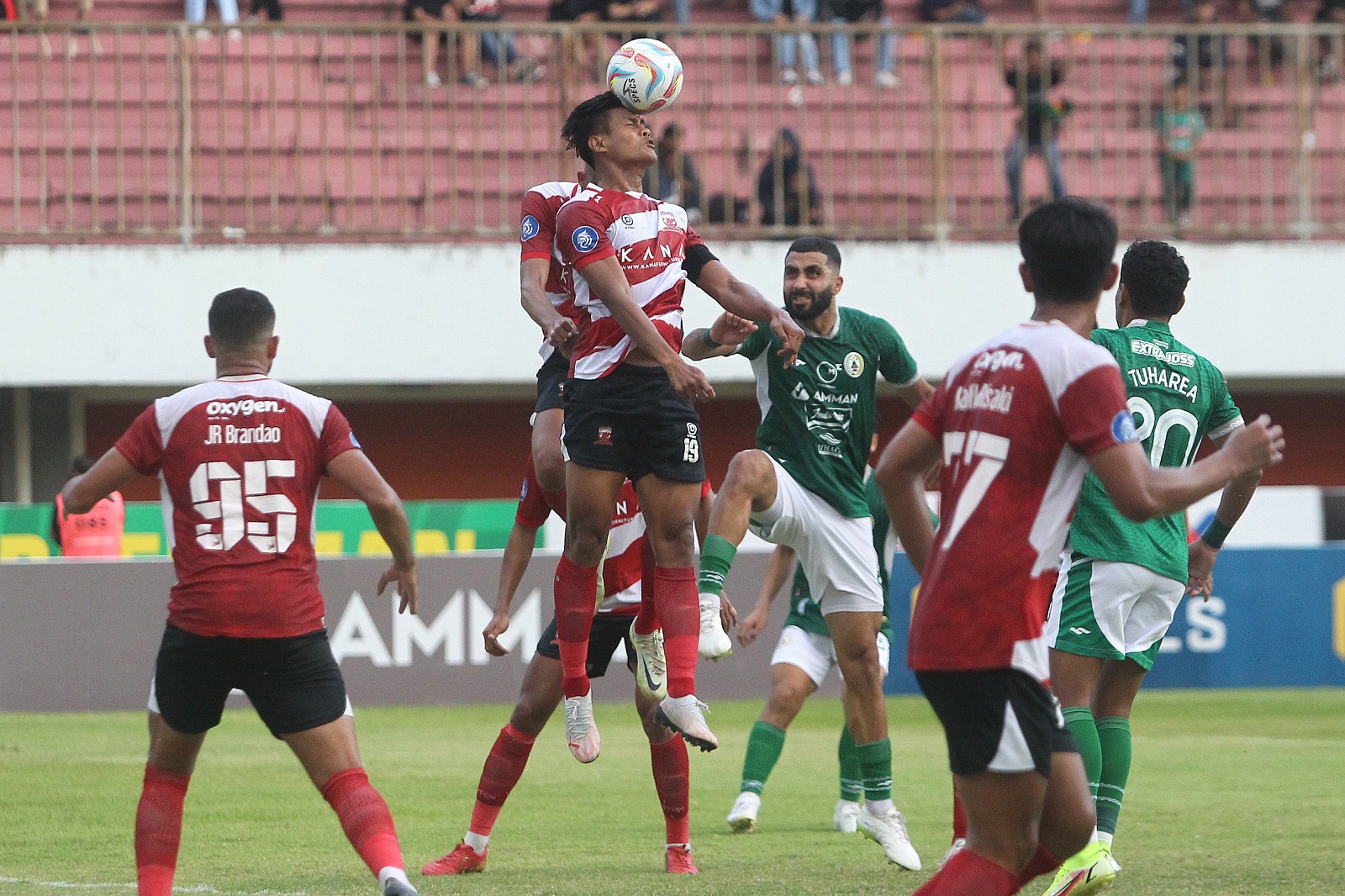 DUEL UDARA: Pemain MU Fachruddin Aryanto menyundul bola saat melawan PSS Sleman di Stadion Maguwoharjo, Minggu (24/10). (GUNTUR AGA/JAWA POS RADAR JOGJA)