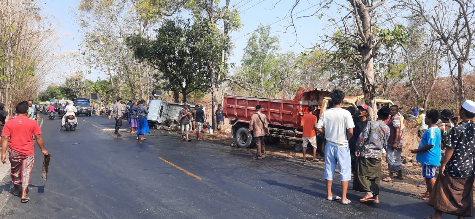 MENGENASKAN: Warga mengevakuasi kecelakaan lalu lintas di Jalan Raya Blega, Bangkalan, Sabtu (7/10). (SATLANTAS POLRES BANGKALAN UNTUK JPRM)
