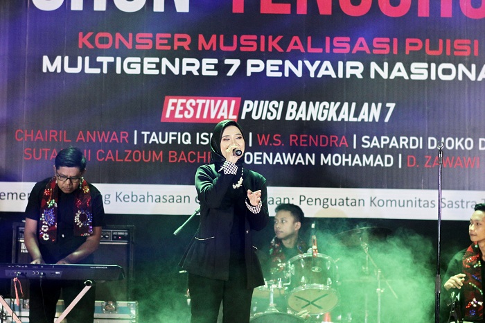 DANGDUT PUISI: Dela menyanyikan puisi Aku Ingin karya Sapardi Djoko Damono bersama Sanggar Tarara di Gedung Rato Ebuh, Bangkalan, Sabtu (23/9). (ABRAR GHAZY HARDIAN/JPRM)