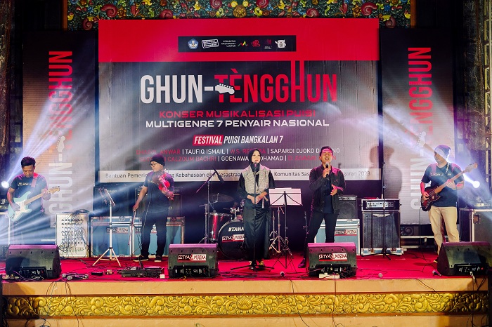 POP BALADA: Paguyuban Seni Kopi Lembah menampilkan puisi Ibu karya D. Zawawi Imron di Gedung Rato Ebuh, Bangkalan, Sabtu (23/9). (ABRAR GHAZY HARDIAN/JPRM)