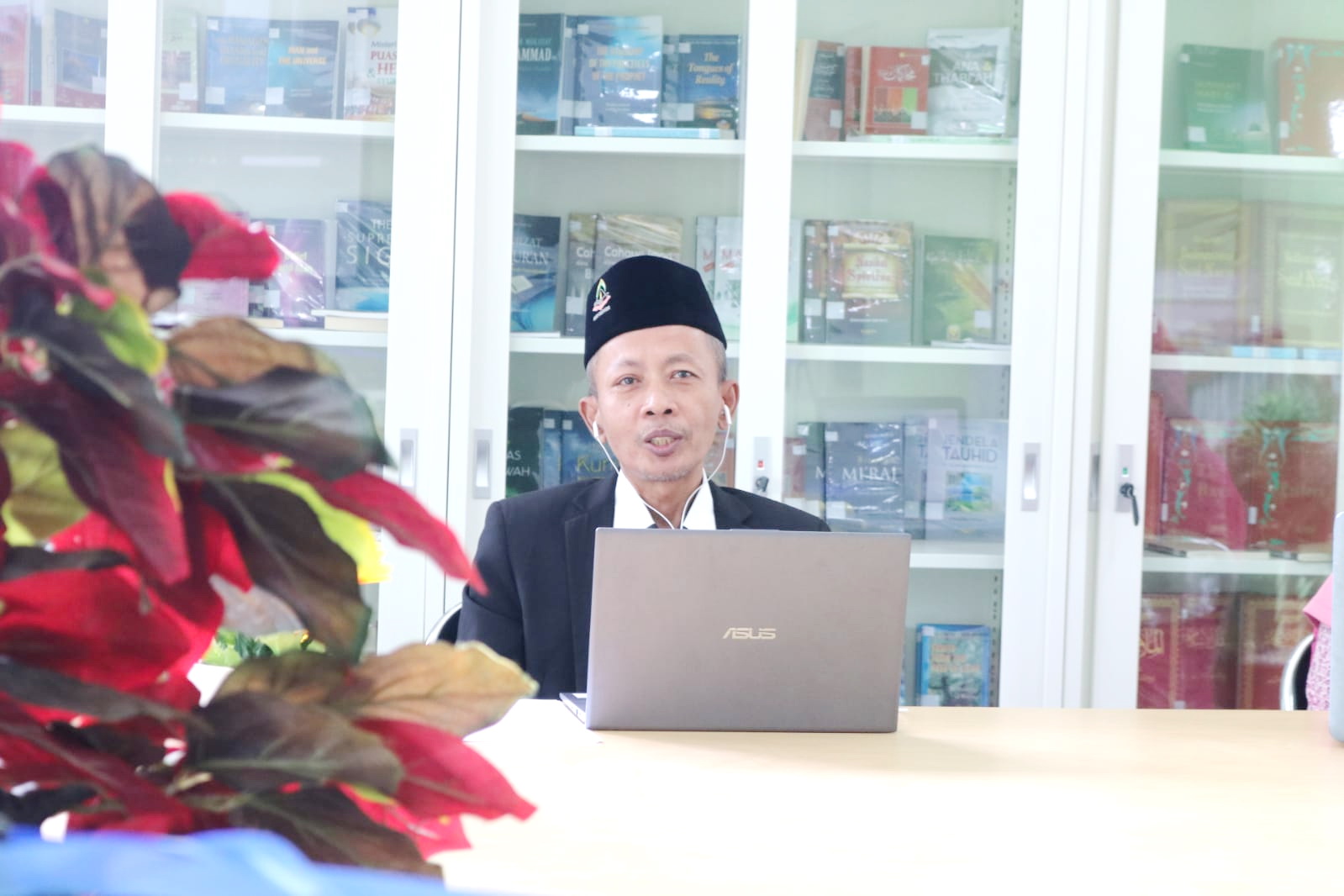 FOKUS: Prof Kosim saat mengikuti kegiatan di Zoom Meeting di IAIN Madura. (MOH. JUNAIDI/JPRM)
