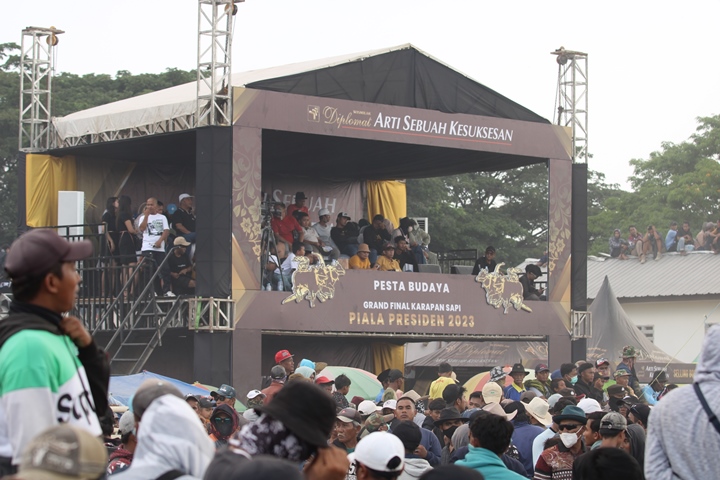 PEDULI BUDAYA: Wismilak turut serta dalam mensukseskan pagelaran Karapan Sapi Piala Presiden 2023.
