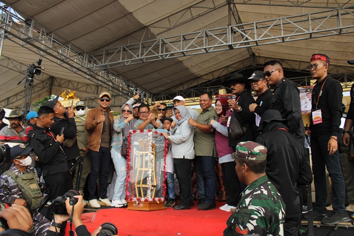 SERAHKAN HADIAH: Pangdam V Brawijaya Meyjen TNI Farid Makruf (Baju hijau) membersamai Plt Bupati Bangkalan Arief M Edie dan Wakil Bupati Sampang H. Abdullah Hidayat (jaket coklat), Minggu (8/10).