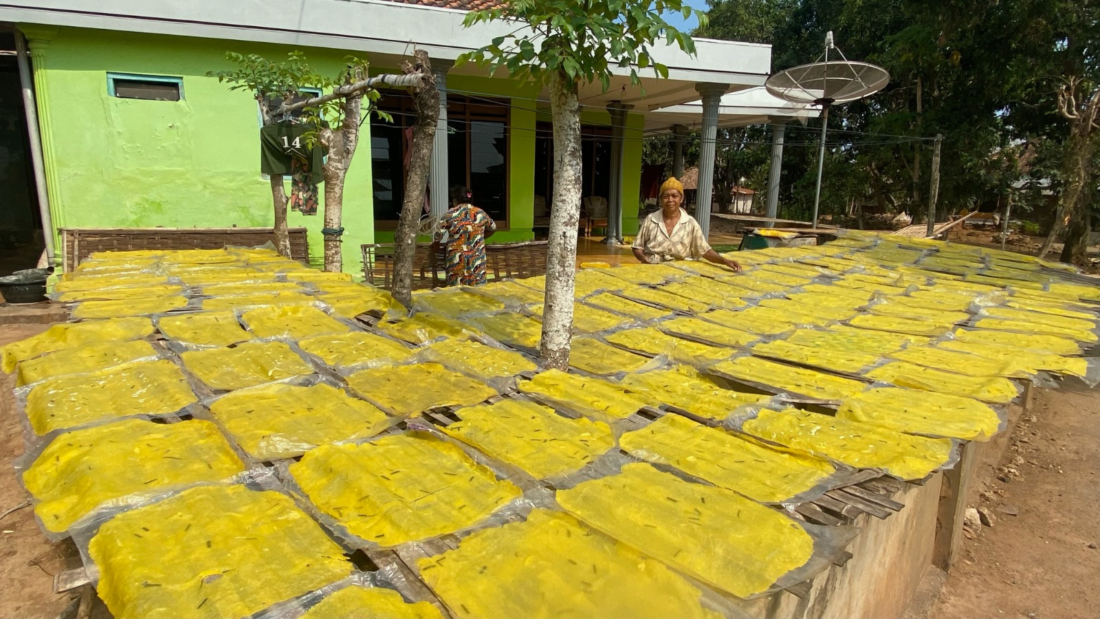 PRODUKTIF: Jumaati menjemur keripik segitiga di halaman rumahnya, Dusun Laok Lorong 1, Desa Batukerbuy, Kecamatan Pasean, Pamekasan. (AYU LATIFAH/JPRM)