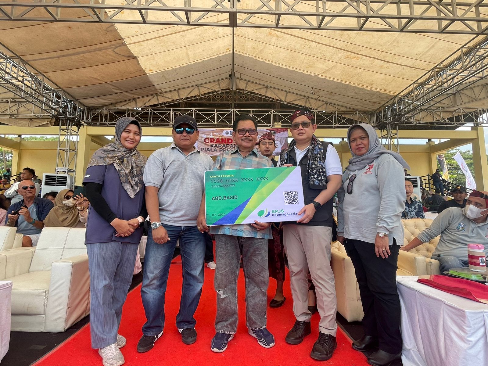 KERJASAMA: Sekda Provinsi Jatim Adhy Karyono menyerahkan kartu BPJS didampingi Kepala BPJS Ketenagakerjaan Cabang Madura Indriyatno, Kepala BPJS Ketenagakerjaan Cabang Pamekasan Anita Ardhiana.