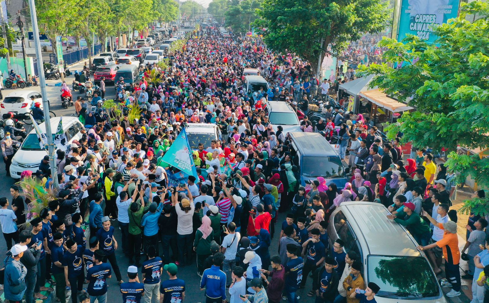 MEMBELUDAK: Ribuan masyarakat simpatisan pasangan Amin mengikuti jalan sehat di area Stadion Gelora Bangkalan, Minggu (8/10).