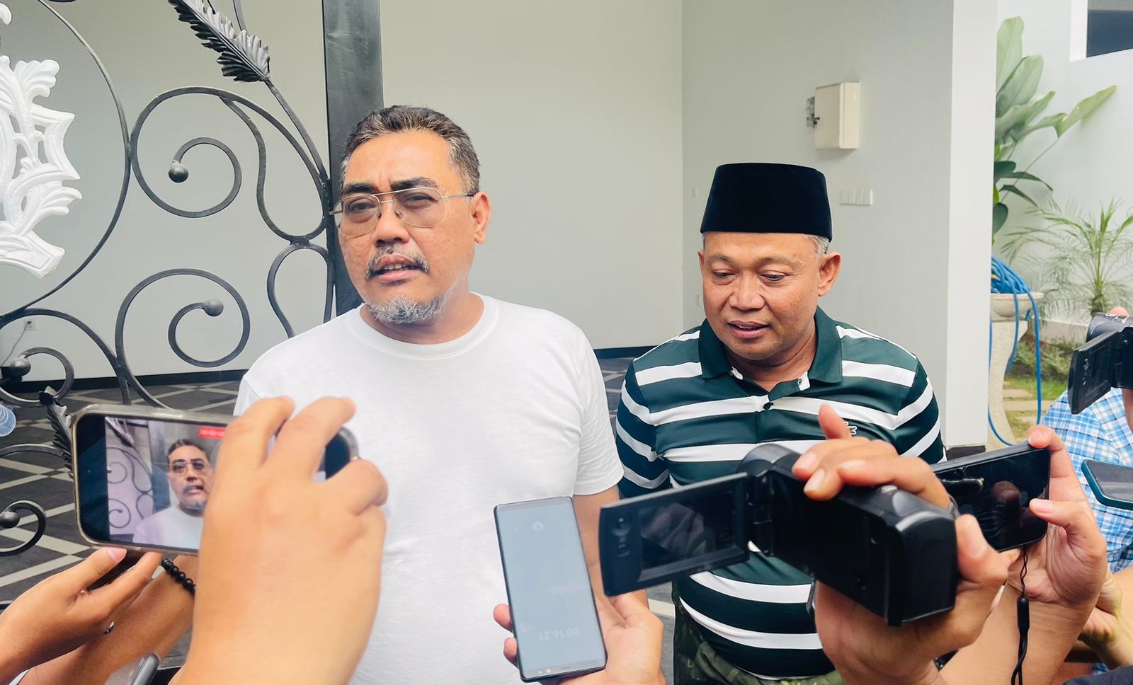 Kompak: Wakil Ketua Umum PKB sekaligus Anggota DPR RI Jazilul Fawaid dan Anggota DPR RI sekaligus Ketua DPC PKB Kabupaten Bangkalan H. Syafiuddin saat diwawancara oleh wartawan.