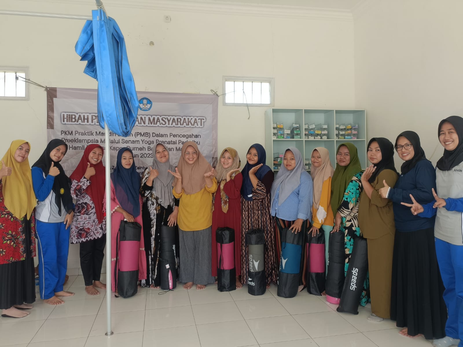 KOMPAK: Tim dosen STIKes Ngudia Husada Madura dan mahasiswa berfoto dengan peserta setelah kegiatan di TPMB Sumarti, Desa Kapor, Kecamatan Burneh, Bangkalan, Kamis (5/10). (STIKES NHM UNTUK JPRM)