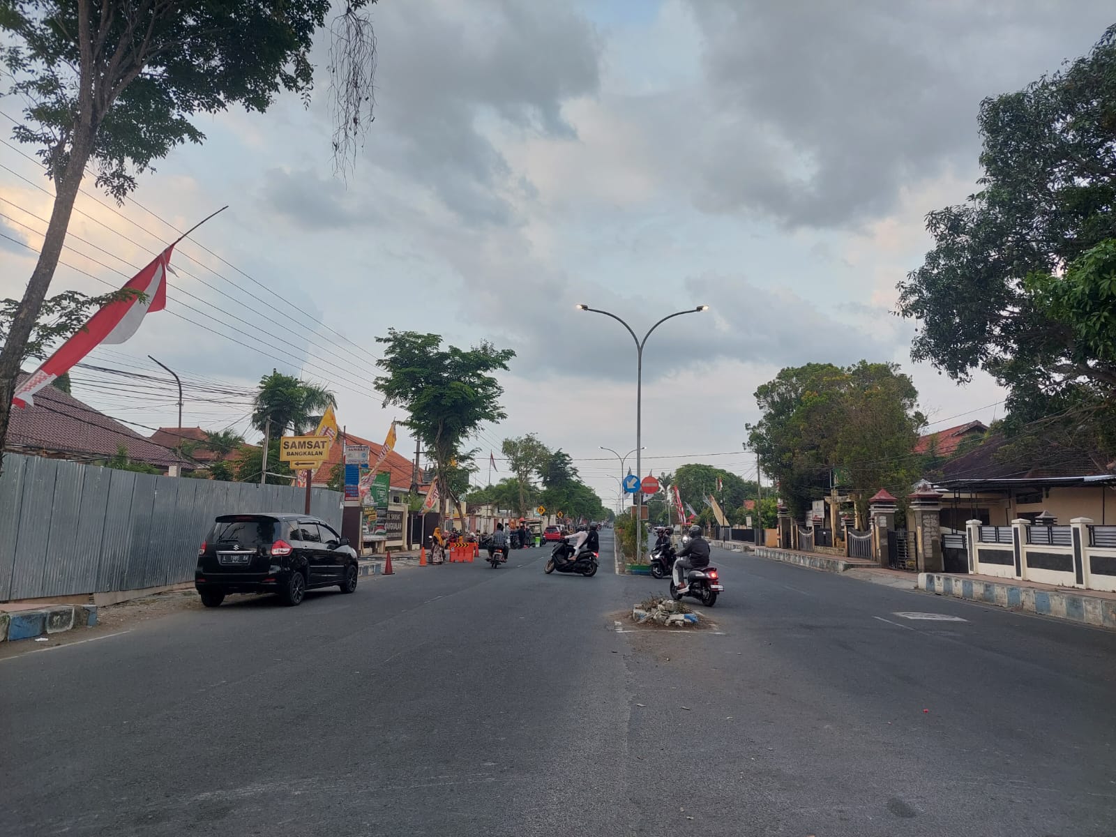 Pengendara melintas di Jalan Soekarno Hatta. (ZEINAL ABIDIN/JPRM)
