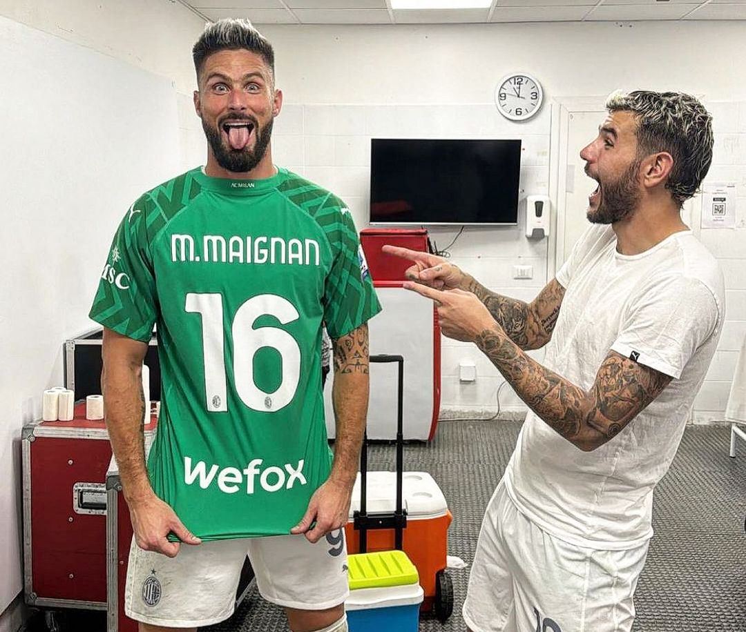 Oliver Giroud memakai jersey Mike Maignan di ruang ganti. Dia sukses menjadi kiper dadakan AC Milan. (IG: @fabriziorom)