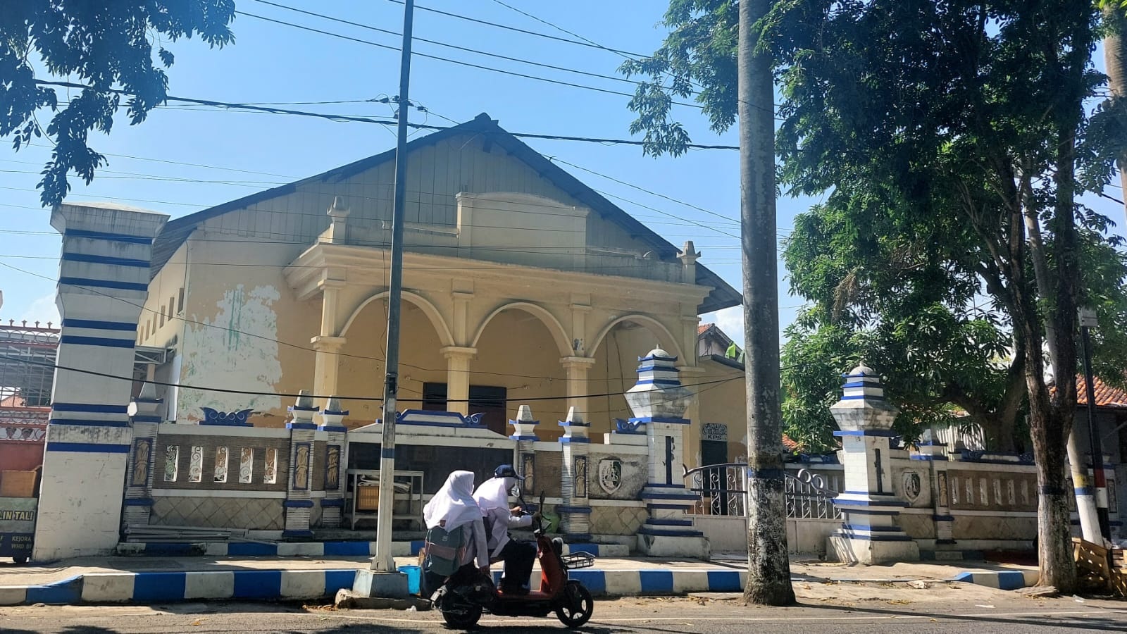 KURANG TERAWAT: Warga berada di depan gedung kesenian Kabupaten Sampang di Jalan Wijaya Kusuma Senin (9/10). (JUNAIDI PONDIYANTO/JPRM)