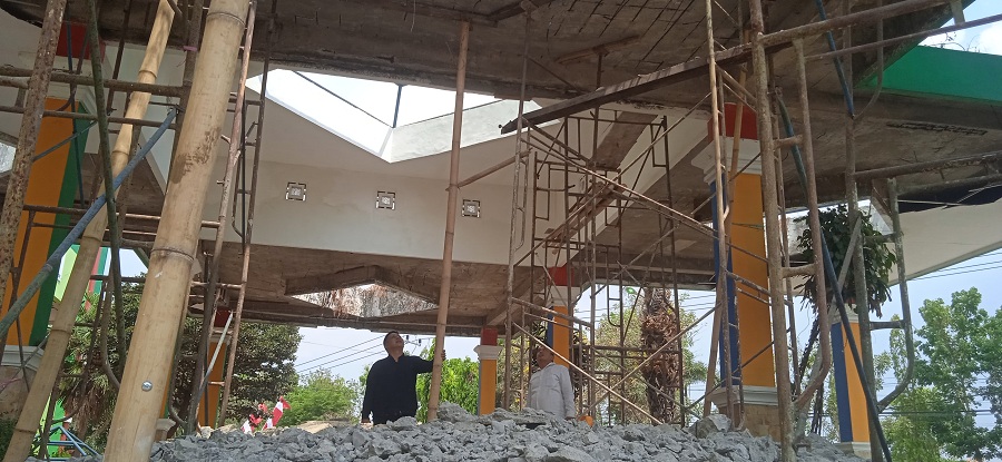 DIPANTAU: Anggota DPRD D Bangkalan melakukan sidak di GOR Saka Senin (9/10). (JUPRI/JPRM)