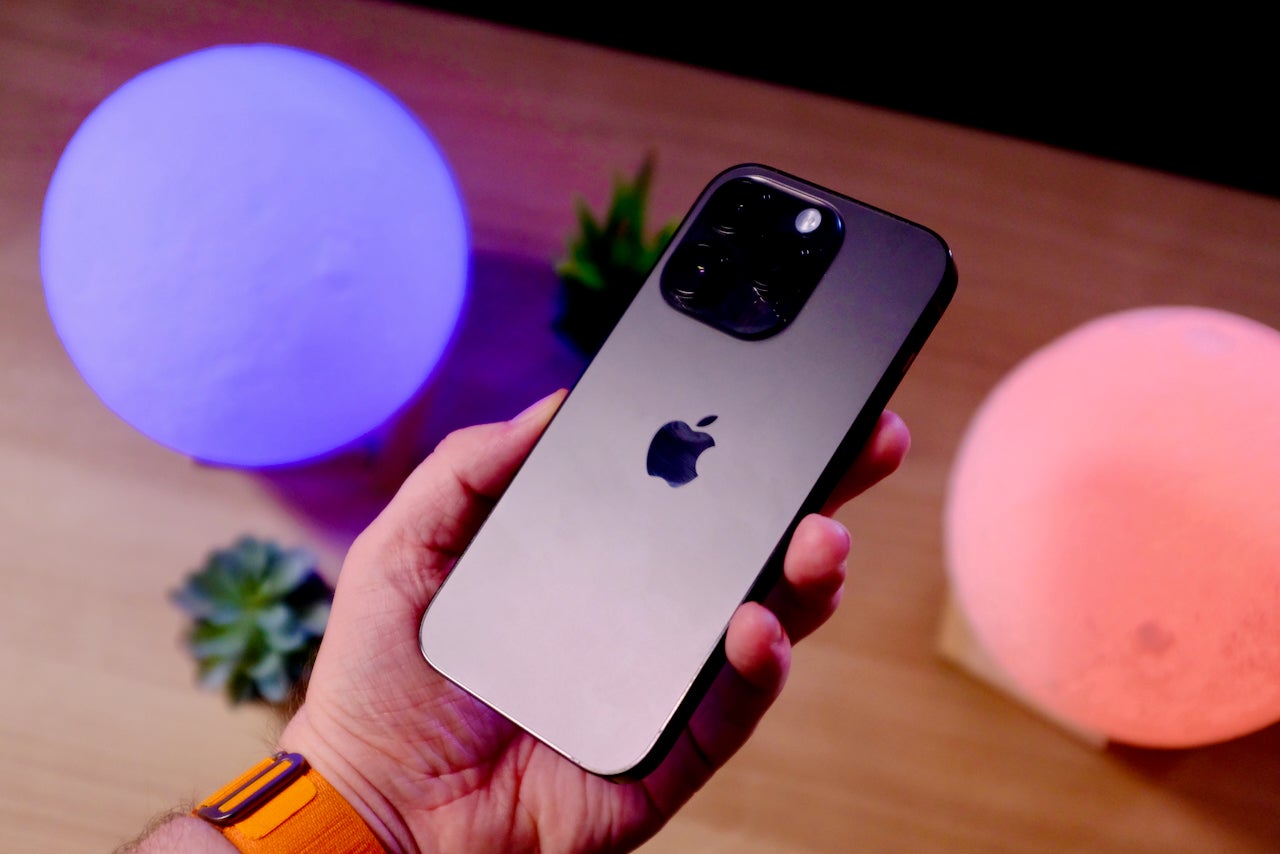 Tampilan belakang dari iPhone 14 Pro. (Trusted Reviews)